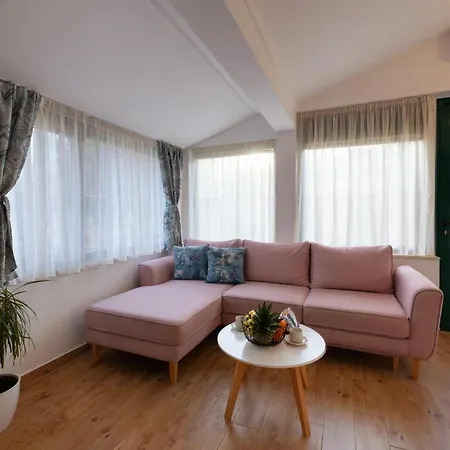 2 Bedroom Awesome In Kastel Novi Каштела