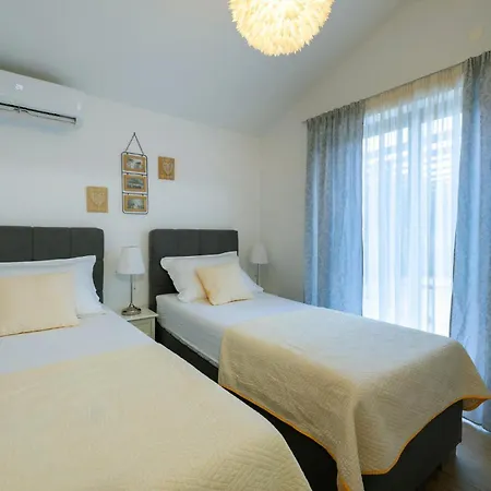2 Bedroom Awesome In Kastel Novi Каштела