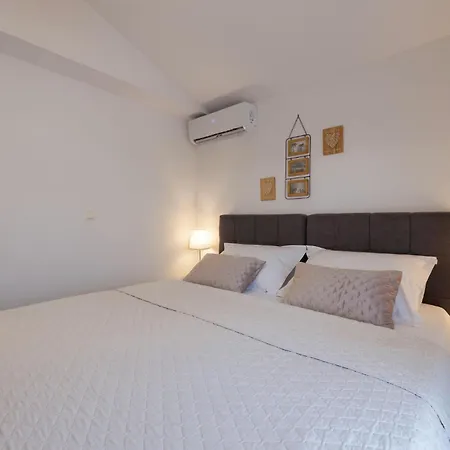 2 Bedroom Awesome In Kastel Novi Дом отдыха